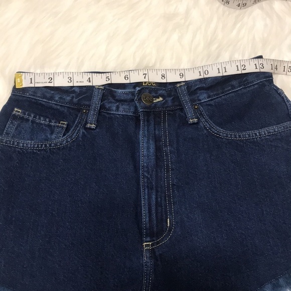 𝅺Lee High Rise Frayed Hem Jean Shorts 28 - Picture 4 of 12